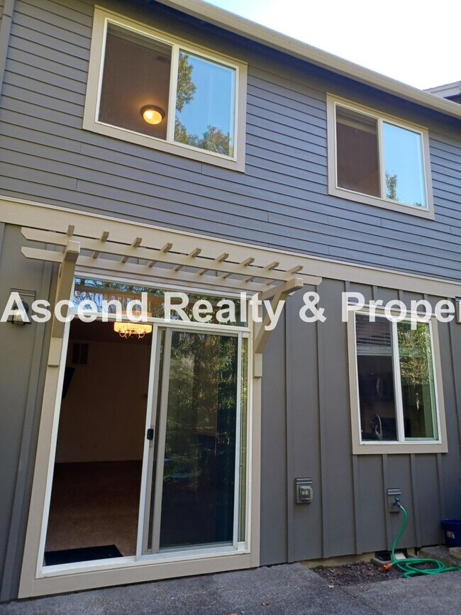 Building Photo - 3 Bed Townhome 1 Car Garage Backs to Green...