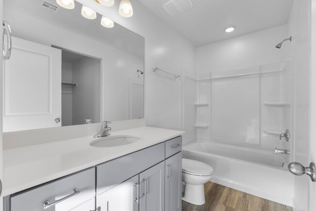 Building Photo - Comfortable and Spacious 4-Bedroom Townhom...