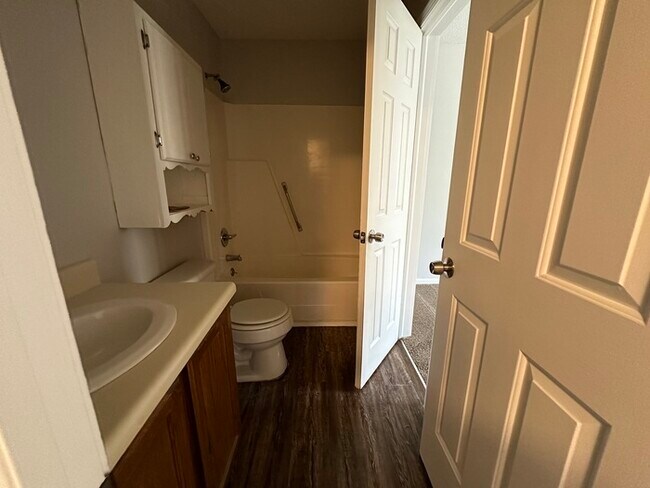 Building Photo - Large Upgraded Two Bedroom Townhome