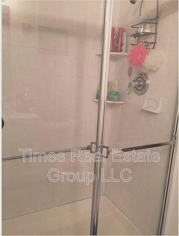 Building Photo - 400 Drummers Ln