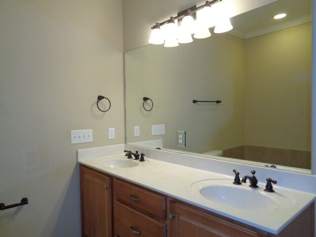 Building Photo - 3123 Hidden Creek Dr