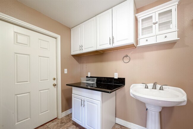 Building Photo - 7711 Beechnut St