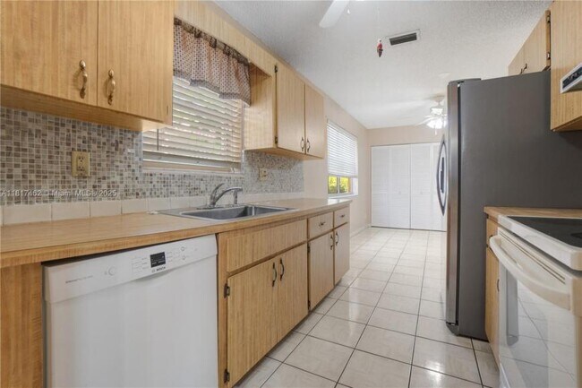 Building Photo - 3 bedroom in Hollywood FL 33020