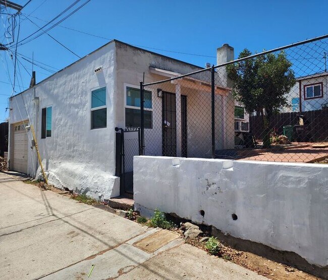 Building Photo - Charming 1bdr cottage with huge yard and garage!