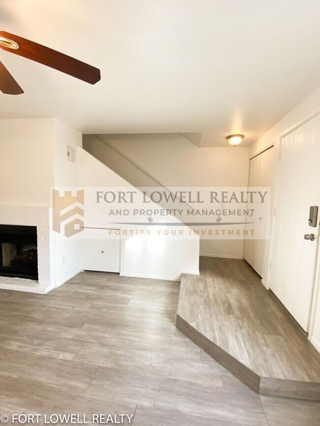 Building Photo - 2 Bed 2.5 Bath Townhome