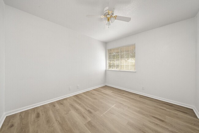 Building Photo - 404 Ruby Ct