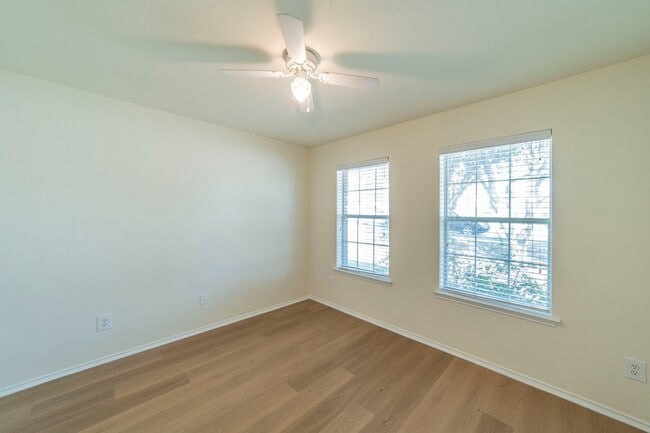 Building Photo - 1205 N Rhea Dr