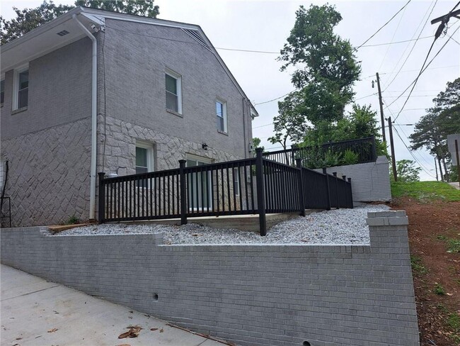 Building Photo - 700 Lynn Cir SW