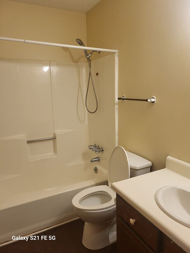 Building Photo - 3 bedroom, 2 bath home