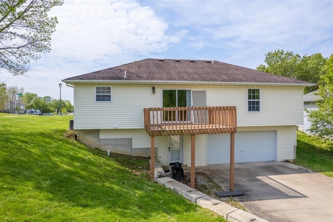 Building Photo - 1305 E Omaha Ct