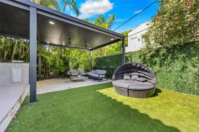 Building Photo - 1117 Alberca St