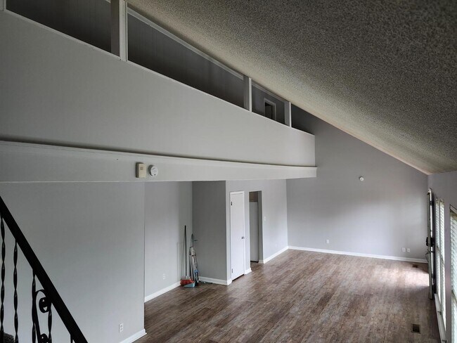 Building Photo - 817 Poindexter Ave
