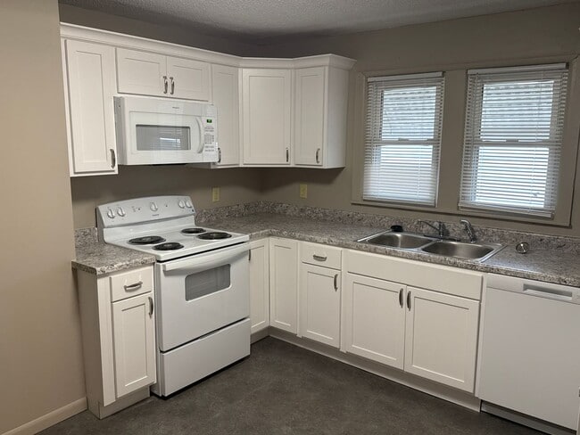 Building Photo - 3 Bedroom, 2 Bathroom updated home for $995!