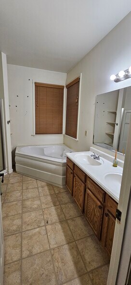 Building Photo - 34 Degas Cir