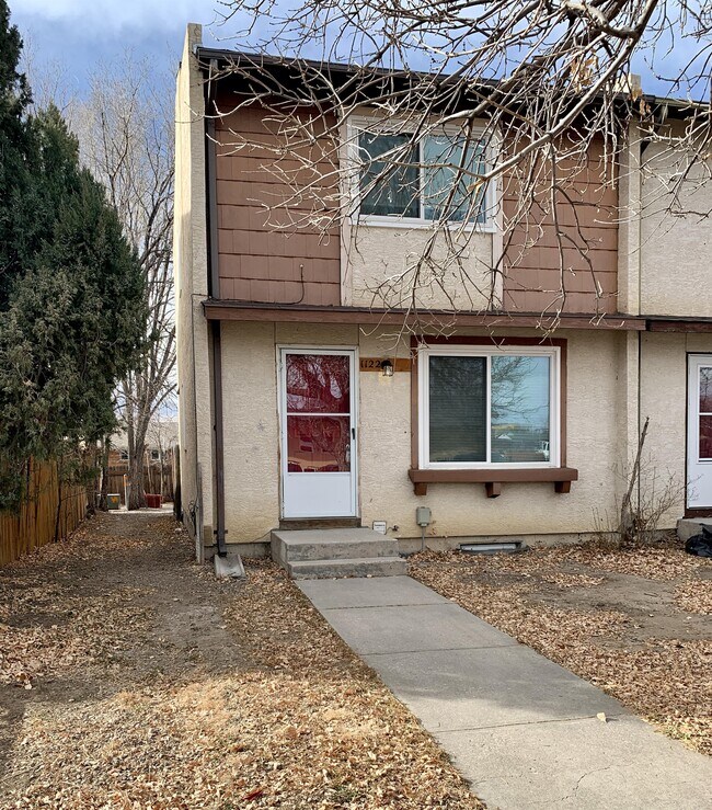 Building Photo - 1122 Delaware Dr