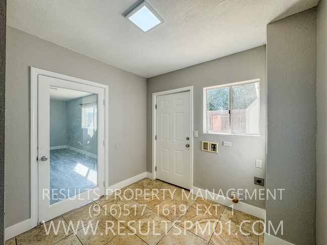 Building Photo - Freshly updated 2 bedroom duplex w garage