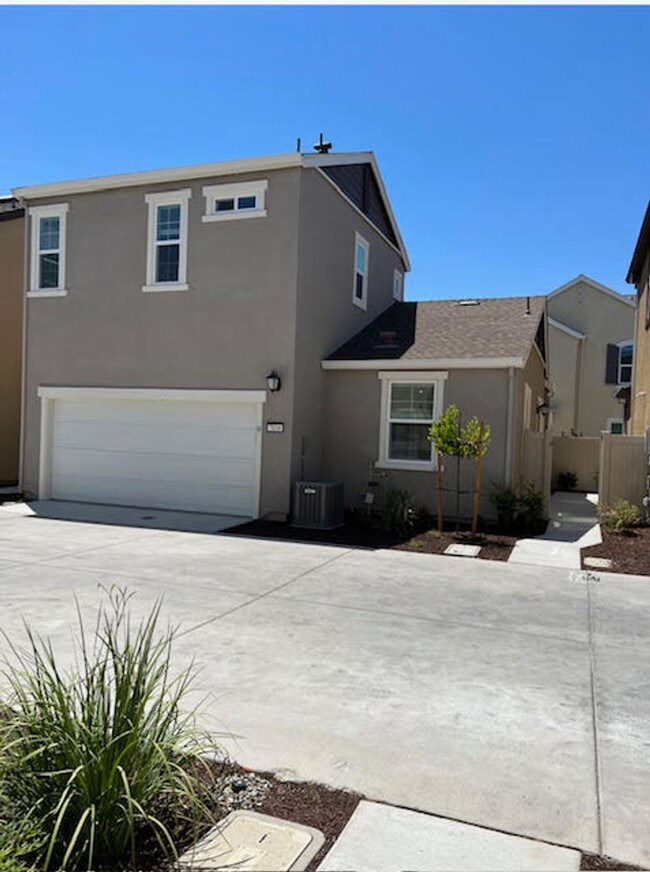 Building Photo - Gorgeous Newer Home in Roseville!