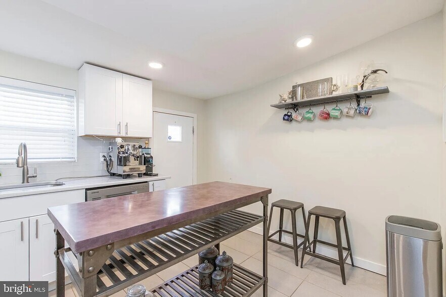 Building Photo - 1808 S Chadwick St