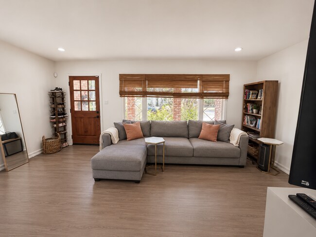 Building Photo - Beautifully Upgraded Los Altos Home!