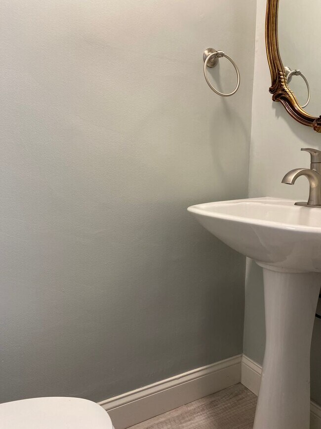 Building Photo - Updated 3 bedroom, 1.5 bathroom single fam...