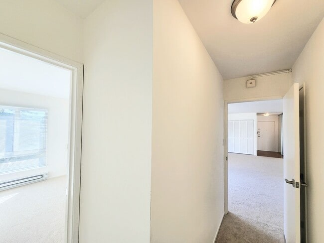 Building Photo - Top floor large 2 bed 2 bath open views at Woodlake