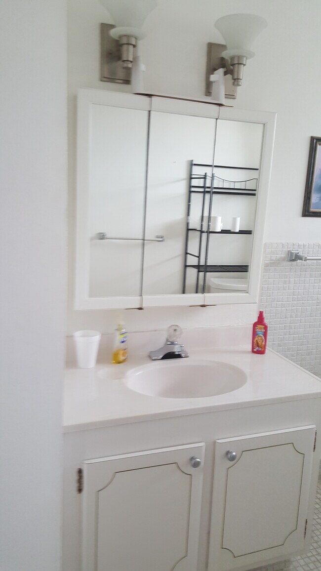 bathroom - 300 NE 14th Ave