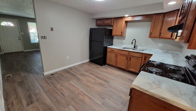 Building Photo - 915 S Maple Ave