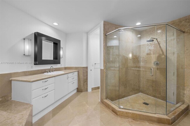 Building Photo - 5959 Collins Ave
