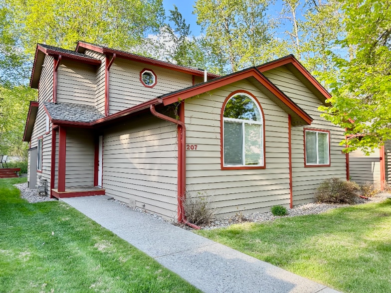 Primary Photo - 1750 E Lakeshore Dr