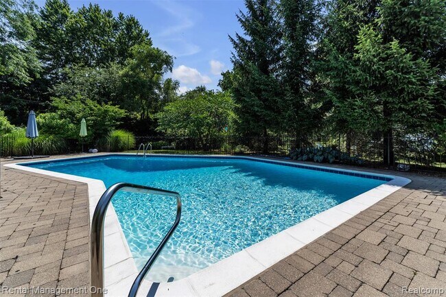 Building Photo - 3015 High Pointe Ct