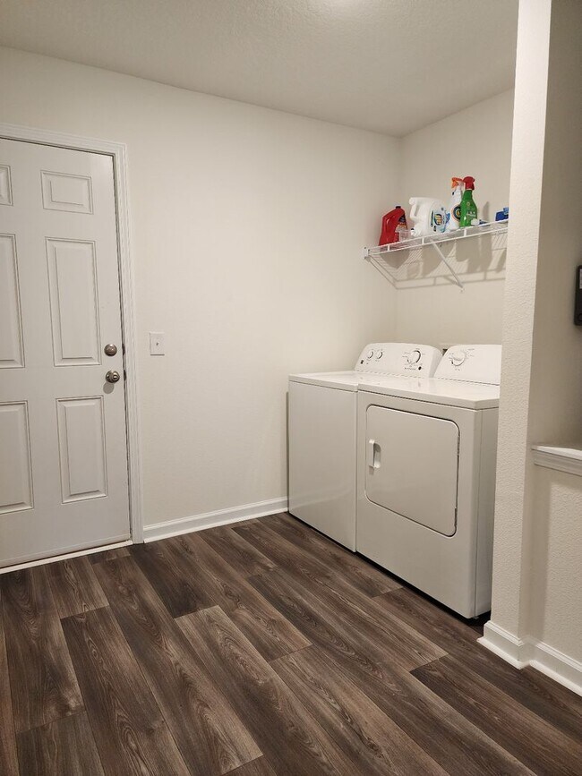 Building Photo - This attractive 3/2 Newer Home is situated...
