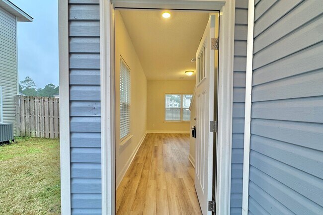 Building Photo - AVAILABLE NOW! (Pet Friendly)