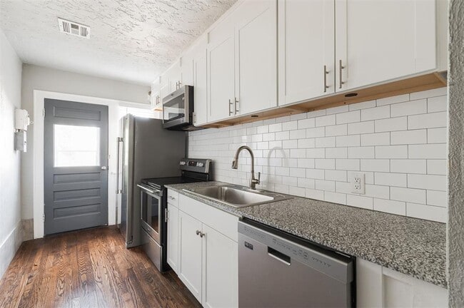 Building Photo - 2555 NW 20th St