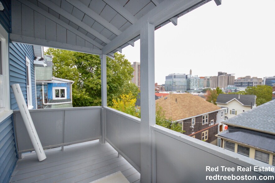 Building Photo - 158 Hillside St
