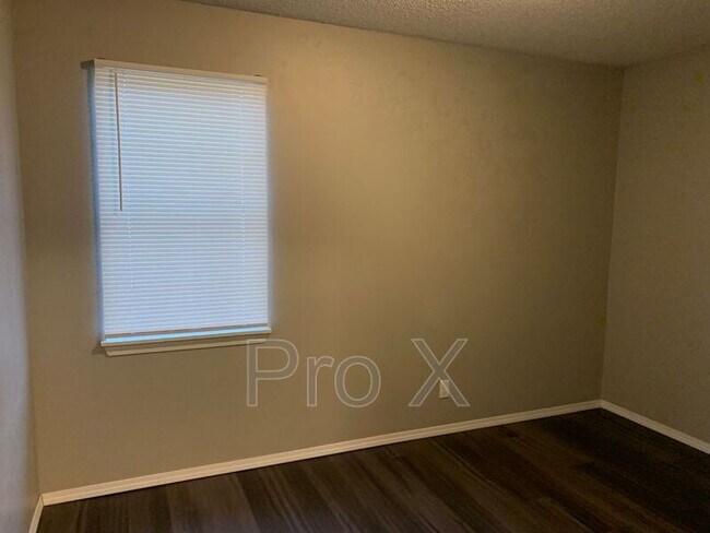 Building Photo - 1015 S St Louis Ave