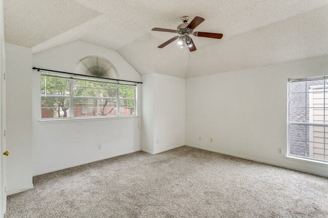 Building Photo - Bright & Spacious Home with Flex Room Near...