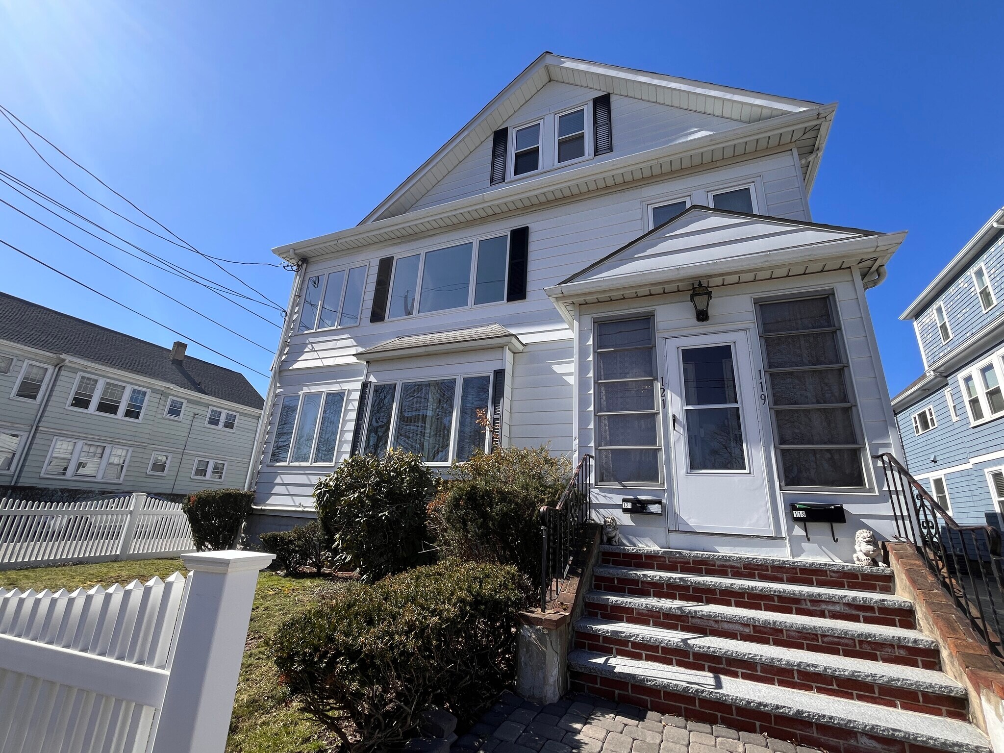 Building Photo - 121 Shore Dr