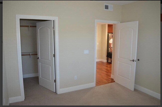 Building Photo - Ultra High End Apartment