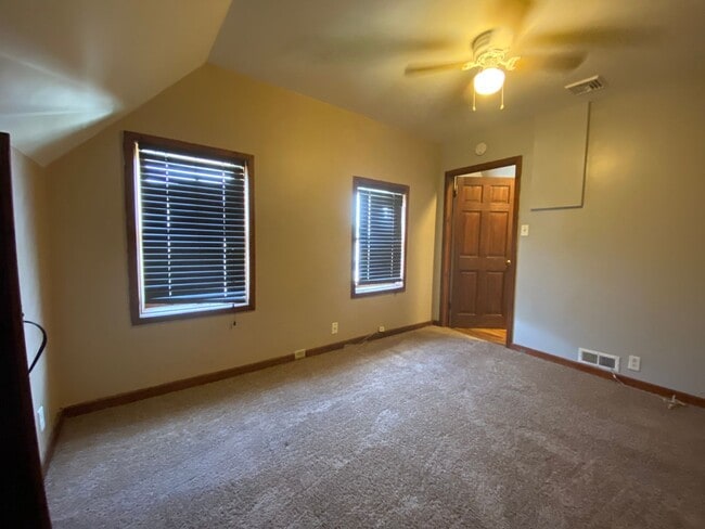 Building Photo - Downer upper house