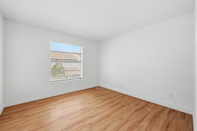 Building Photo - 301 Lakewood Dr