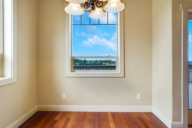 Building Photo - Spacious 4 bed, 3 bath home with sprawling...