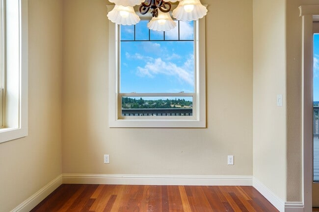 Building Photo - Spacious 4 bed, 3 bath home with sprawling views in West Salem