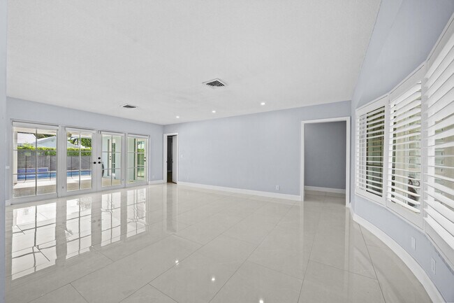 Building Photo - 1322 Walnut Terrace