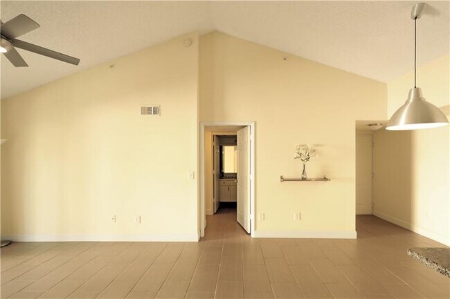 Building Photo - 2640 S University Dr