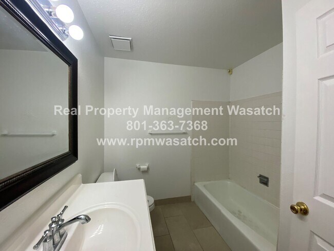 Building Photo - Check out This Unique 3 bed 1.5 Bath Townhome in Murray