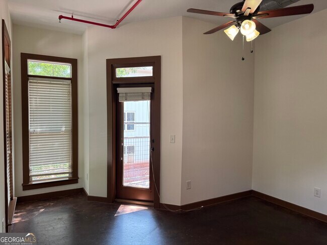 Building Photo - 250 Martha Dr