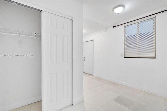 Building Photo - 934 E 22nd St