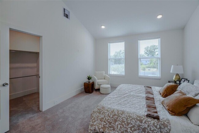 Building Photo - 864 Paul Quinn St