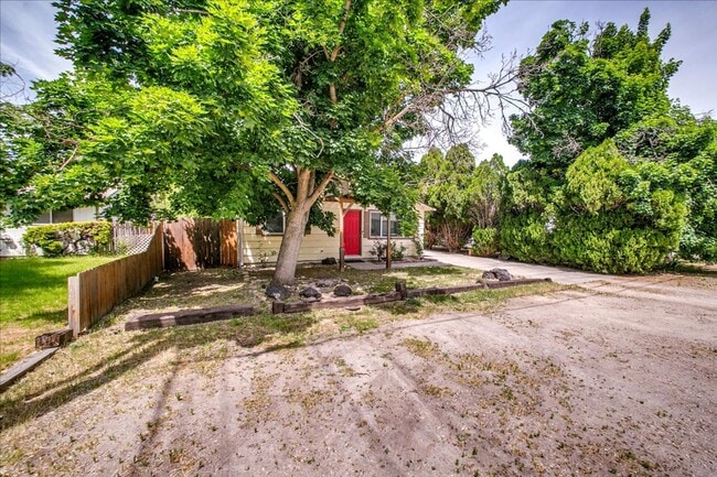 Building Photo - Desirable SE Boise Home Minutes From BSU!