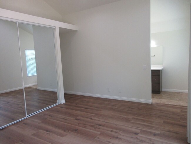 Building Photo - Beautiful updated 1-story home in Northridge